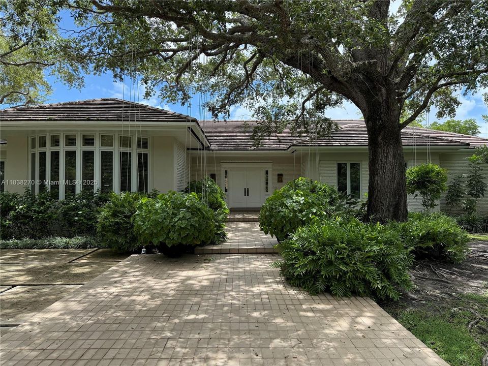 最近售出: $4,500,000 (5 贝兹, 5 浴室, 4188 平方英尺)