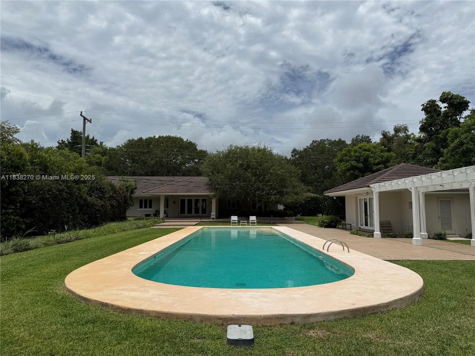 最近售出: $4,500,000 (5 贝兹, 5 浴室, 4188 平方英尺)