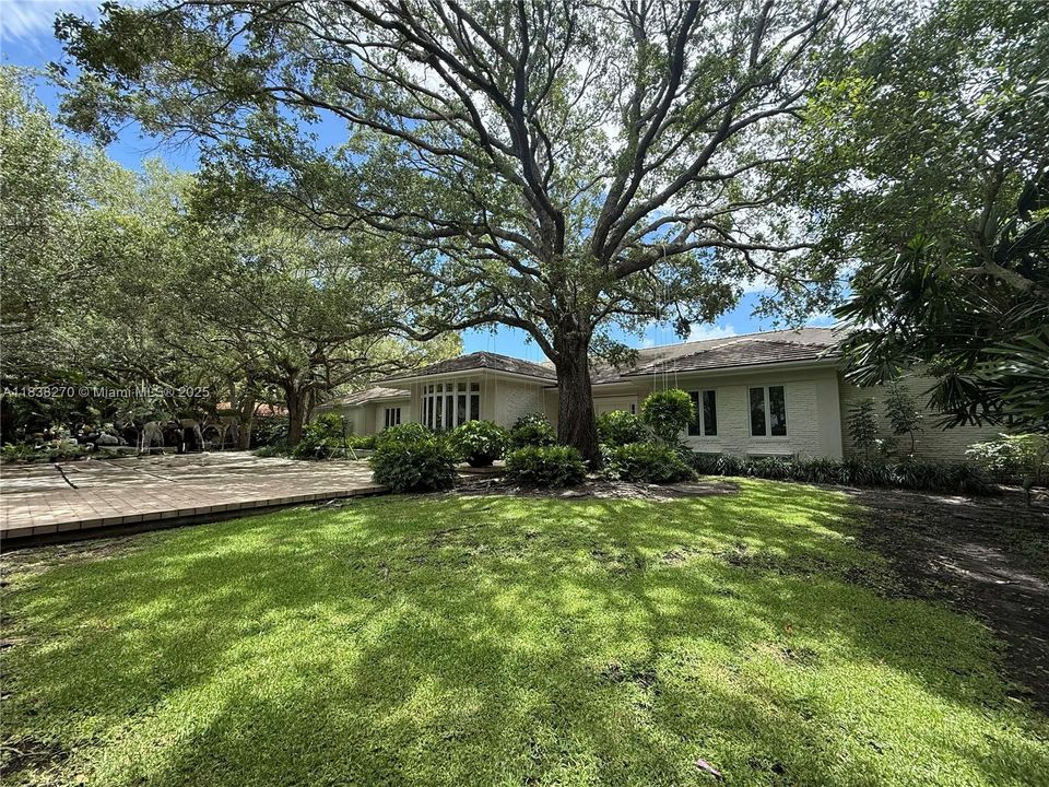 最近售出: $4,500,000 (5 贝兹, 5 浴室, 4188 平方英尺)