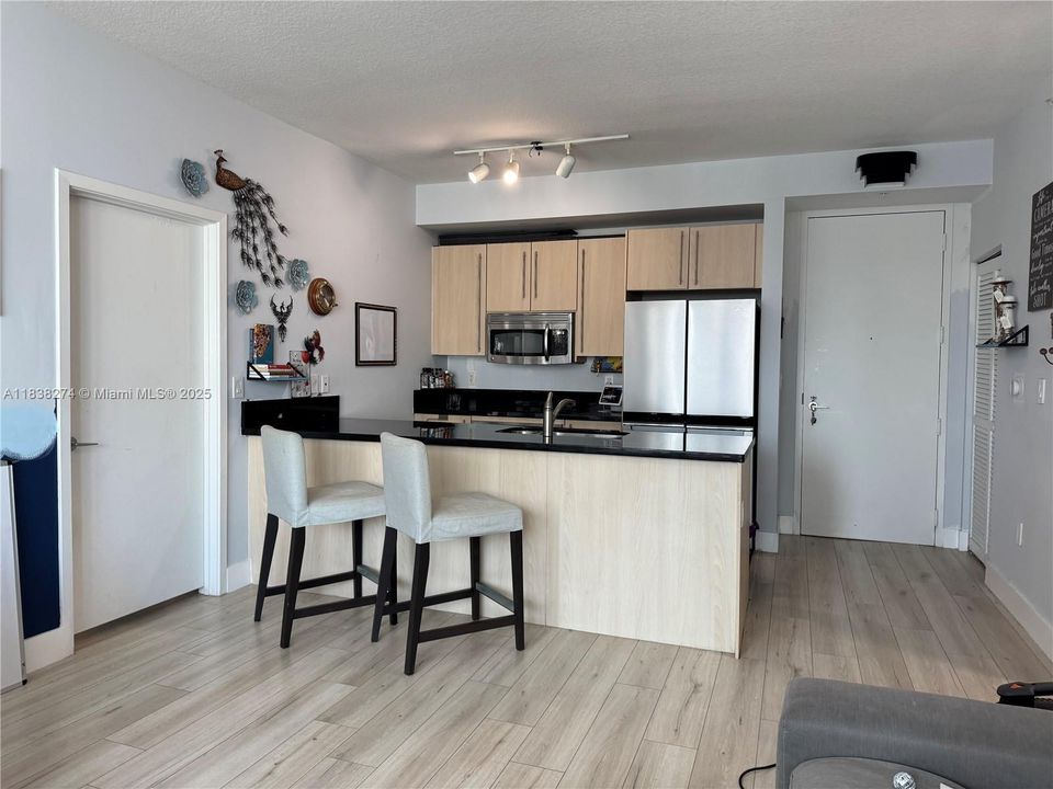 На продажу: $599,999 (2 спален, 2 ванн, 1013 Квадратных фут)