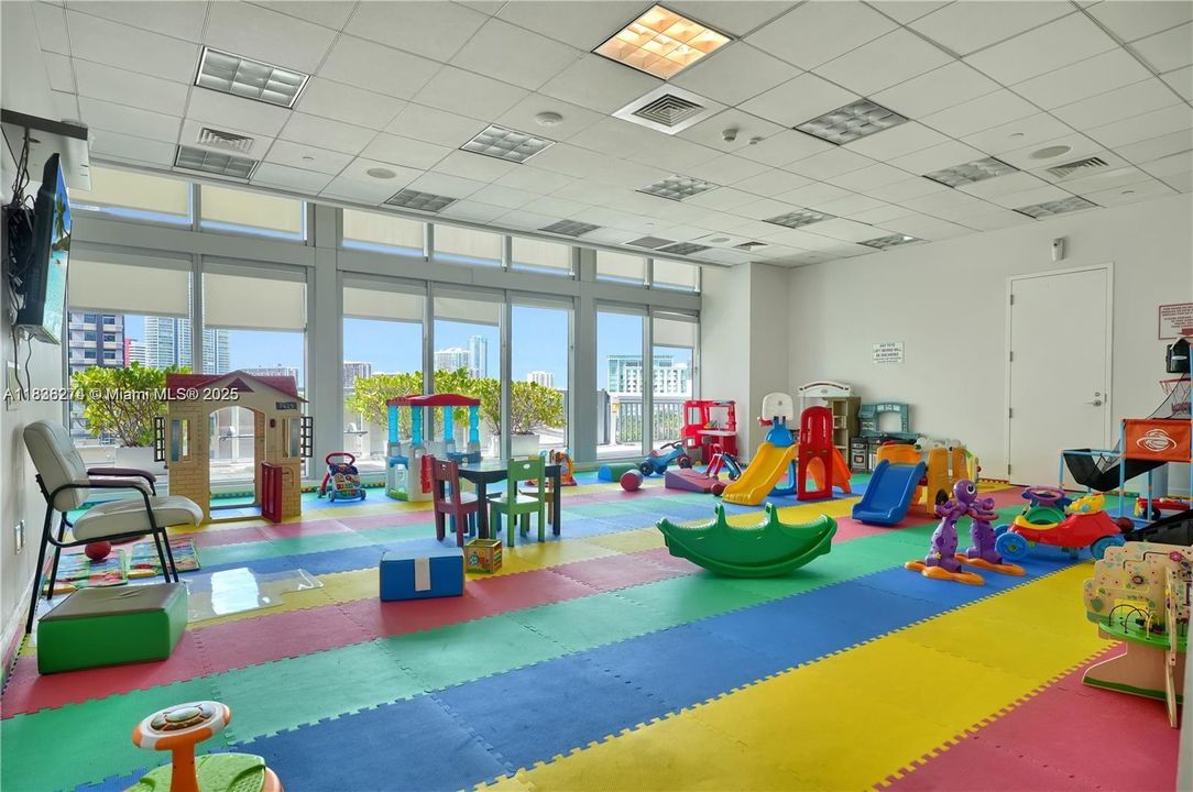 На продажу: $599,999 (2 спален, 2 ванн, 1013 Квадратных фут)