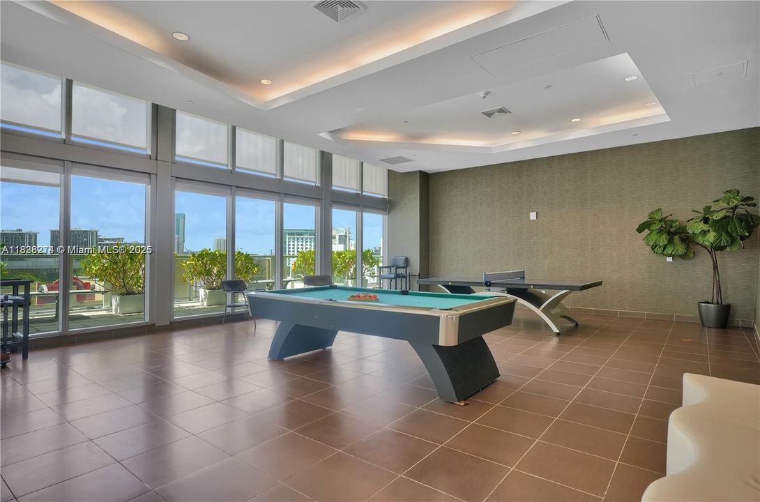 На продажу: $599,999 (2 спален, 2 ванн, 1013 Квадратных фут)