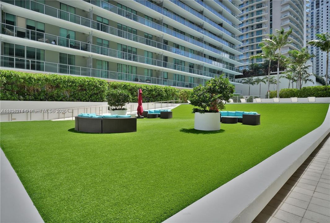 На продажу: $599,999 (2 спален, 2 ванн, 1013 Квадратных фут)