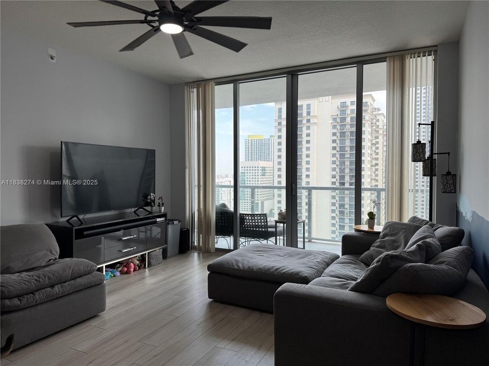 На продажу: $599,999 (2 спален, 2 ванн, 1013 Квадратных фут)