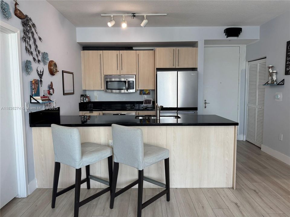 На продажу: $599,999 (2 спален, 2 ванн, 1013 Квадратных фут)