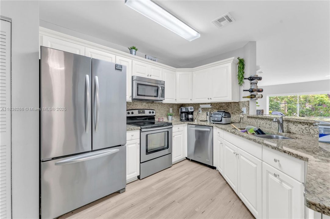 Под контрактом: $449,000 (4 спален, 2 ванн, 1953 Квадратных фут)