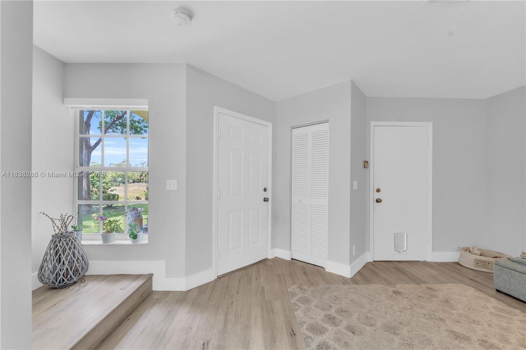 Под контрактом: $449,000 (4 спален, 2 ванн, 1953 Квадратных фут)