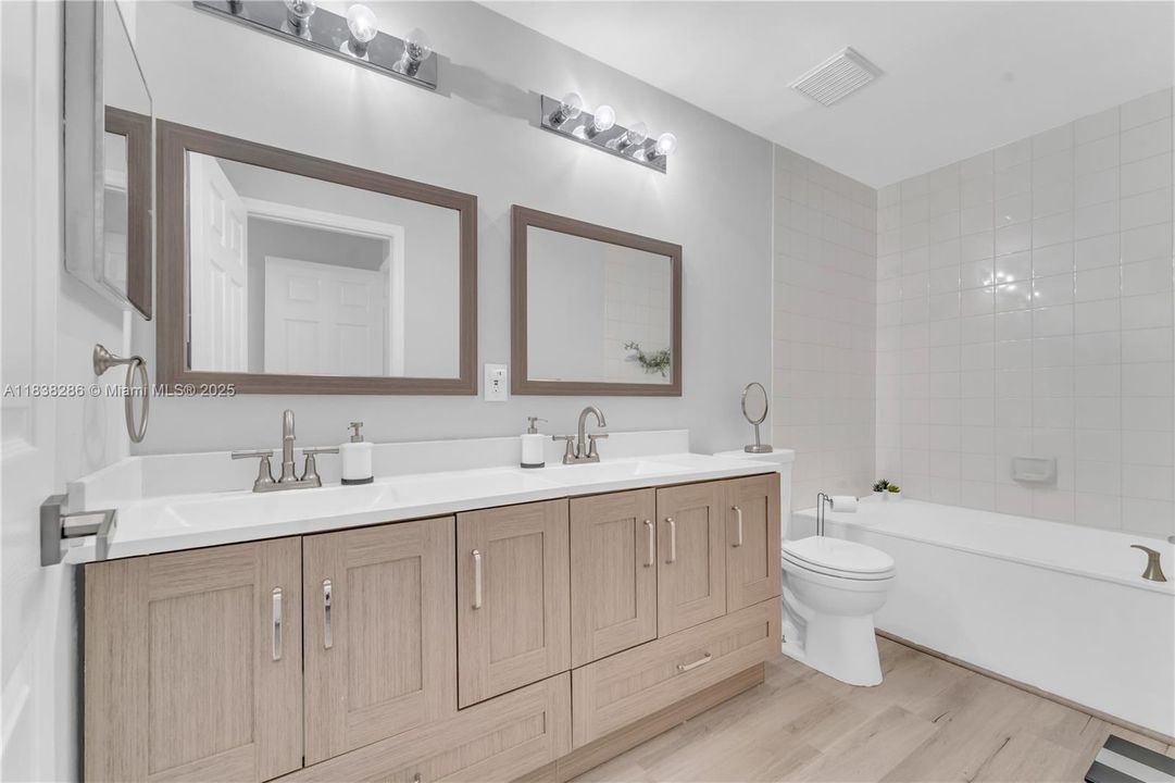 Под контрактом: $449,000 (4 спален, 2 ванн, 1953 Квадратных фут)