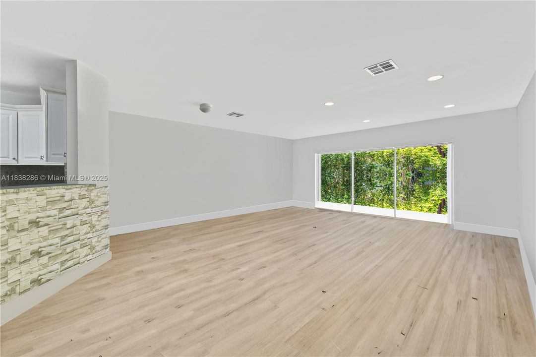 Под контрактом: $449,000 (4 спален, 2 ванн, 1953 Квадратных фут)