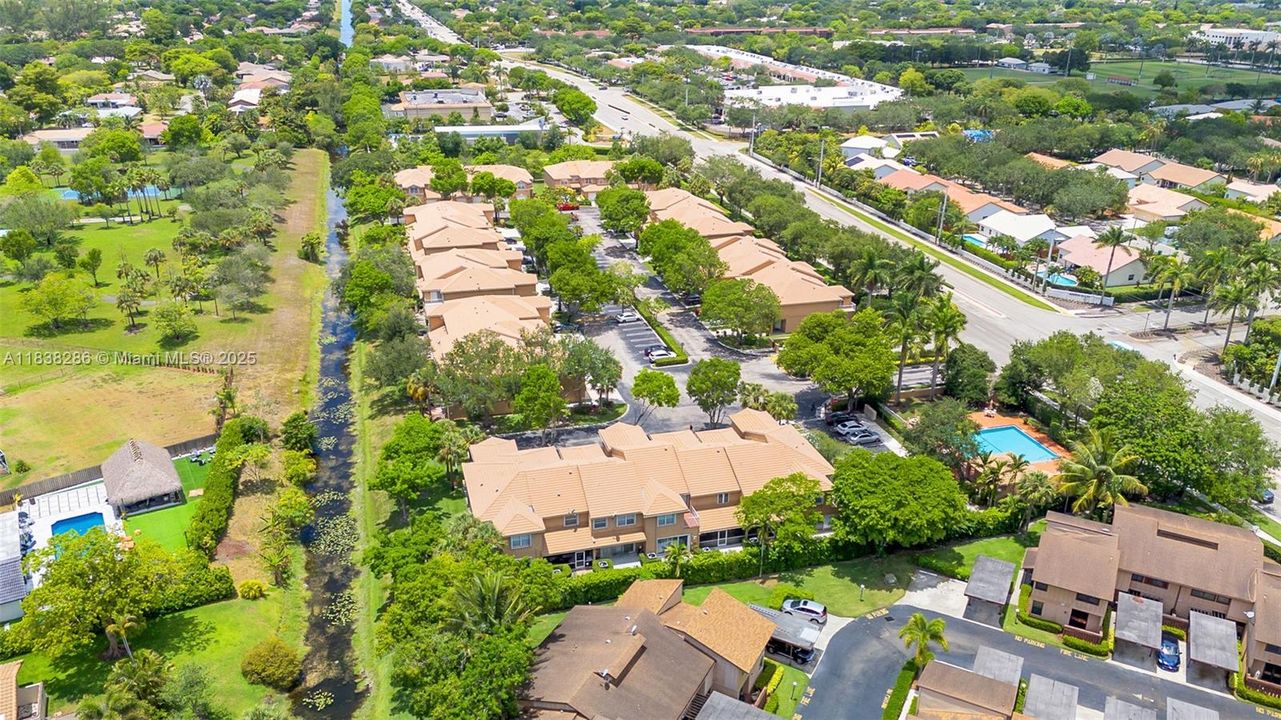 Под контрактом: $449,000 (4 спален, 2 ванн, 1953 Квадратных фут)