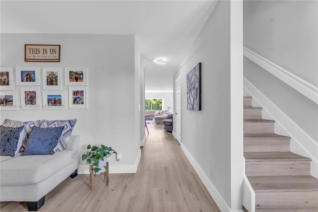 Под контрактом: $449,000 (4 спален, 2 ванн, 1953 Квадратных фут)