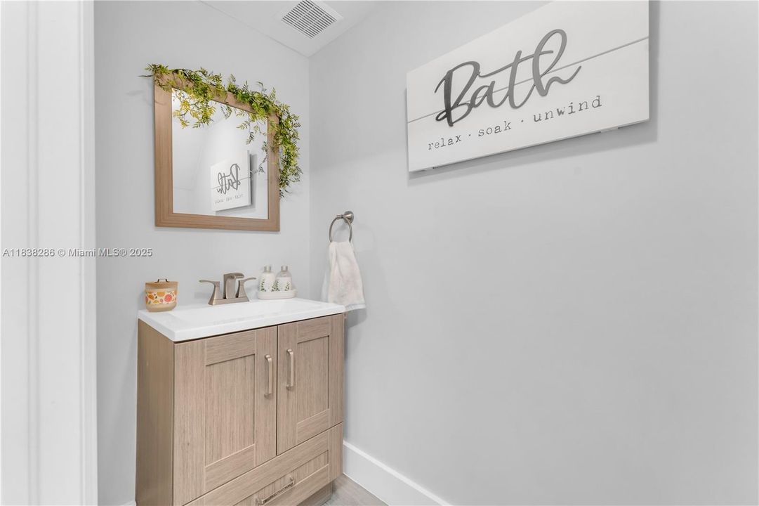 Под контрактом: $449,000 (4 спален, 2 ванн, 1953 Квадратных фут)