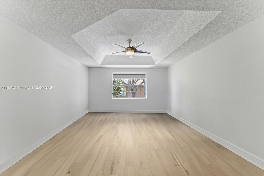 Под контрактом: $449,000 (4 спален, 2 ванн, 1953 Квадратных фут)