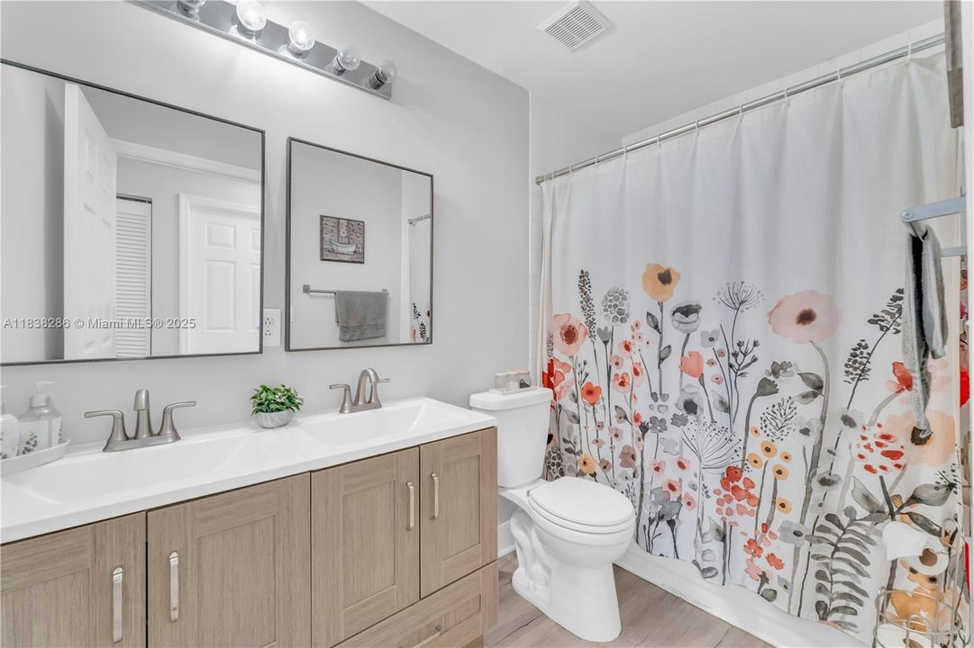 Под контрактом: $449,000 (4 спален, 2 ванн, 1953 Квадратных фут)