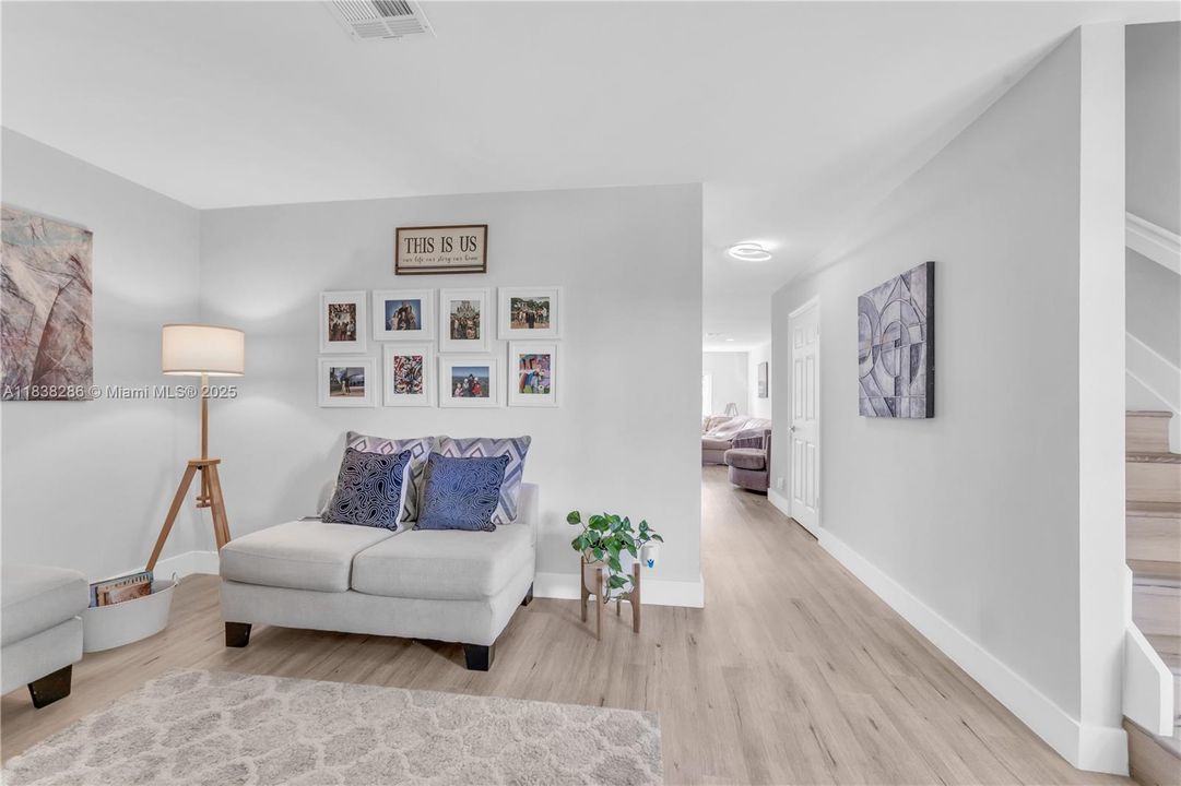 Под контрактом: $449,000 (4 спален, 2 ванн, 1953 Квадратных фут)