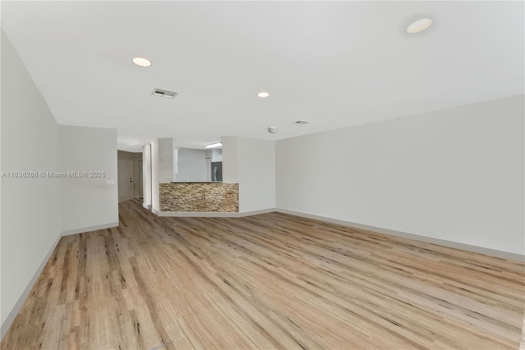 Под контрактом: $449,000 (4 спален, 2 ванн, 1953 Квадратных фут)