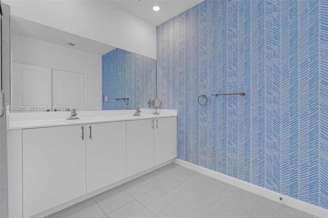 For Sale: $799,000 (5 beds, 3 baths, 2640 Square Feet)
