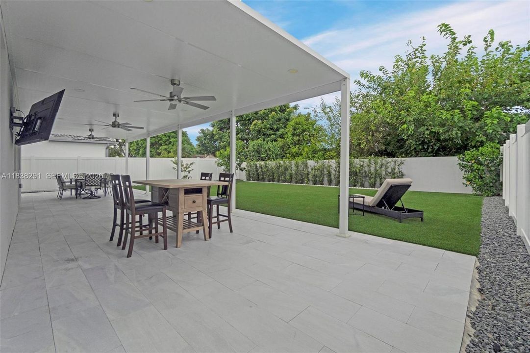 For Sale: $799,000 (5 beds, 3 baths, 2640 Square Feet)