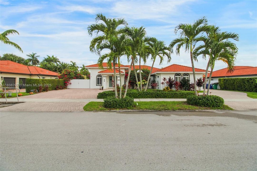 Под контрактом: $895,000 (4 спален, 3 ванн, 2774 Квадратных фут)