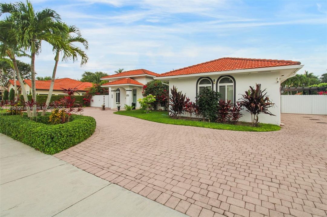 Под контрактом: $895,000 (4 спален, 3 ванн, 2774 Квадратных фут)