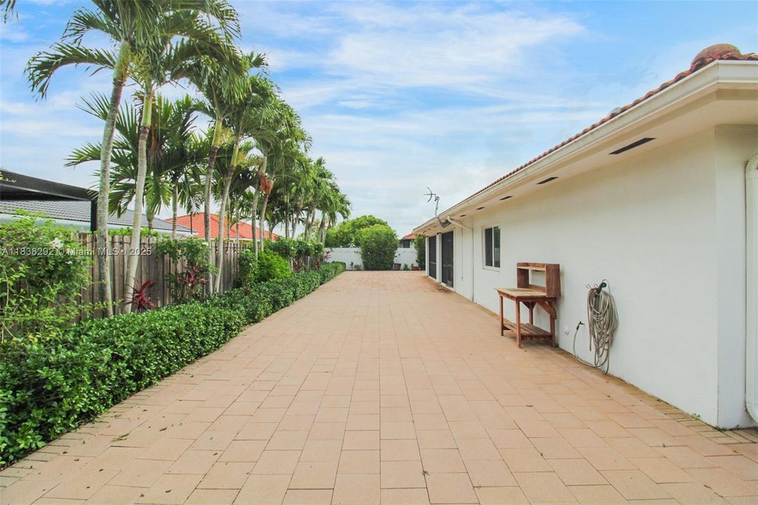 Под контрактом: $895,000 (4 спален, 3 ванн, 2774 Квадратных фут)