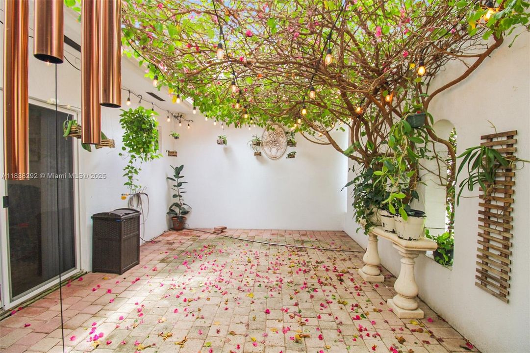 approx. measurements: 8x10