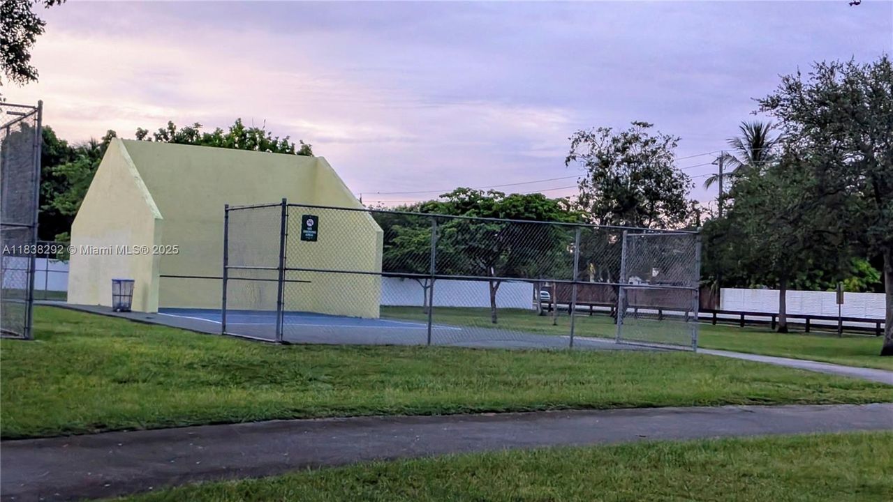 Kings Grant Park 5 minutes walking distance