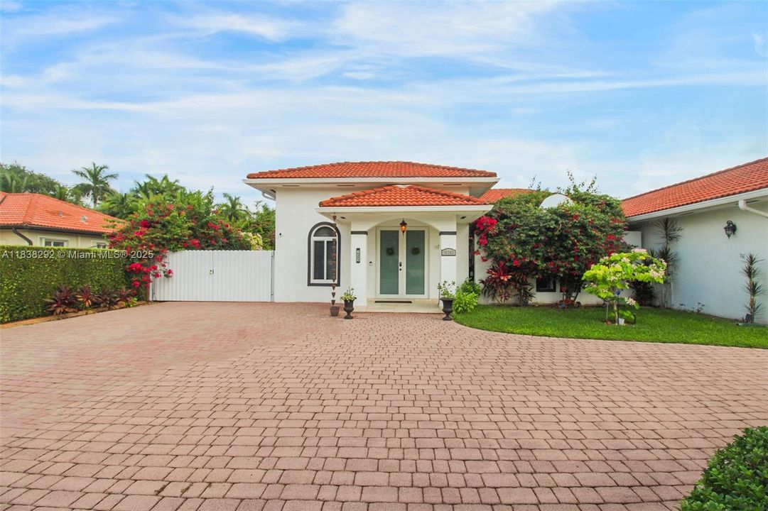 Под контрактом: $895,000 (4 спален, 3 ванн, 2774 Квадратных фут)