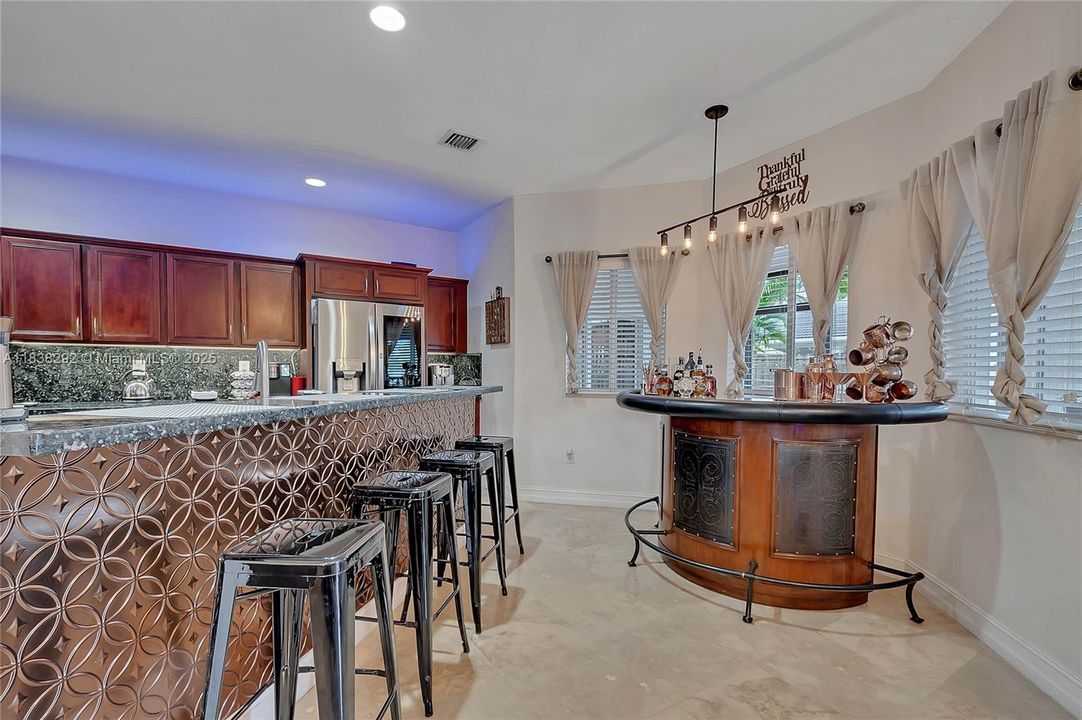 kitchen and dinning area approx measurements: 20.9 x 25.11