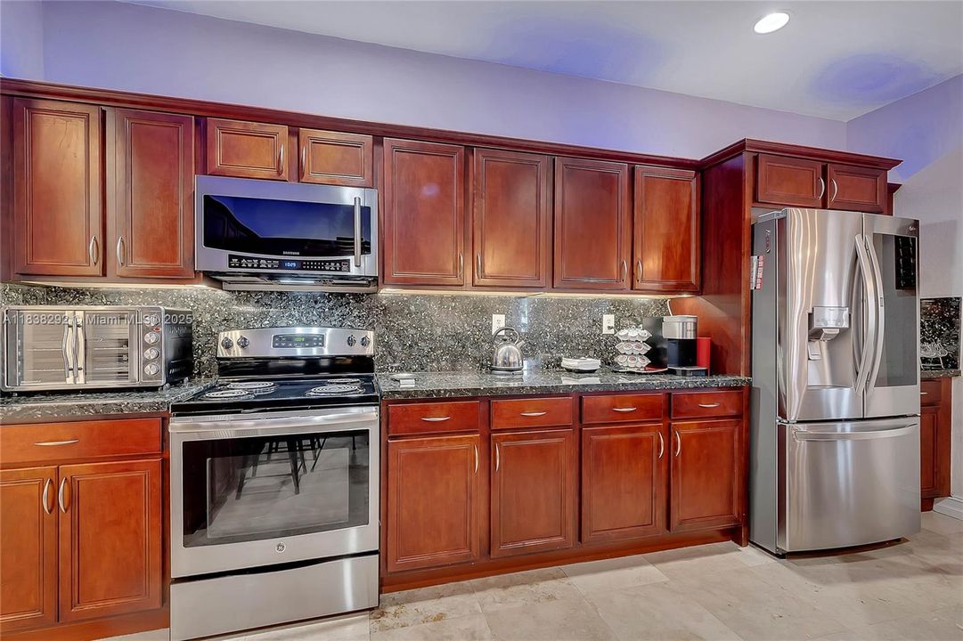 kitchen and dinning area approx measurements: 20.9 x 25.11