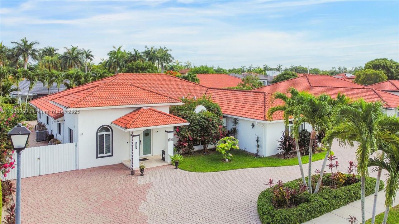 Под контрактом: $895,000 (4 спален, 3 ванн, 2774 Квадратных фут)