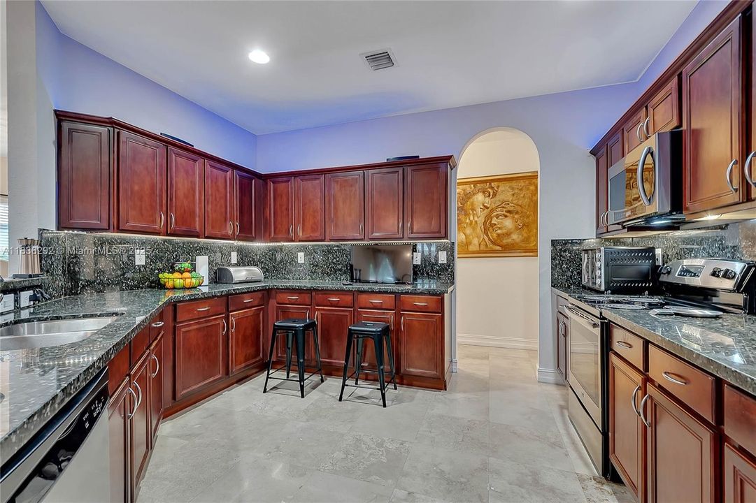 kitchen and dinning area approx measurements: 20.9 x 25.11