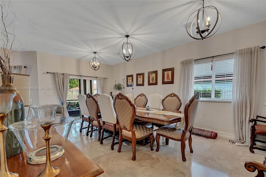 kitchen and dinning area approx measurements: 20.9 x 25.11