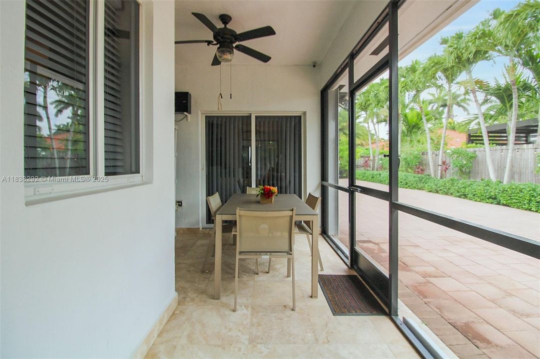 Screened-in Porch Approx measurements: 9.8 x 27.6