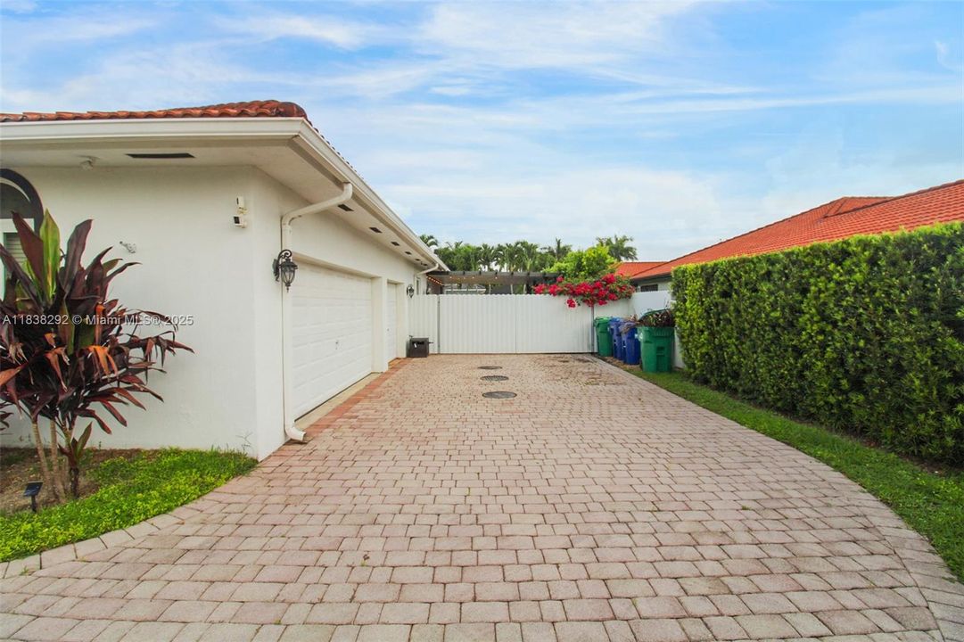 3-car garageapprox measurements: 29.11 x 20.1