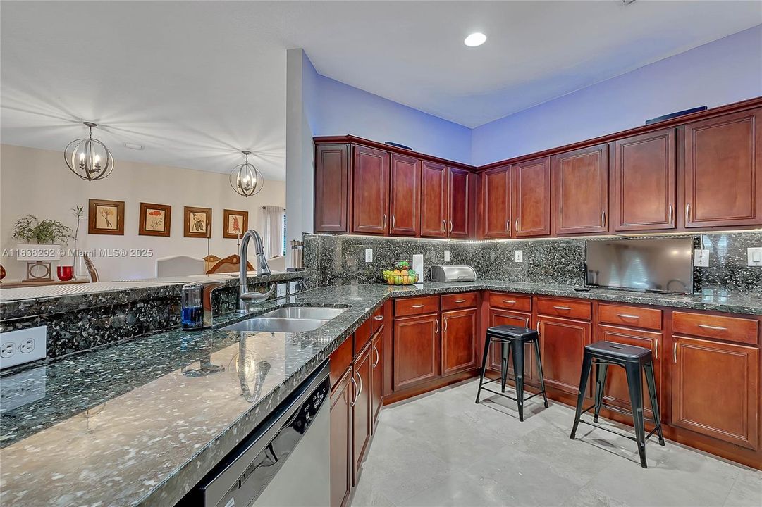 kitchen and dinning area approx measurements: 20.9 x 25.11