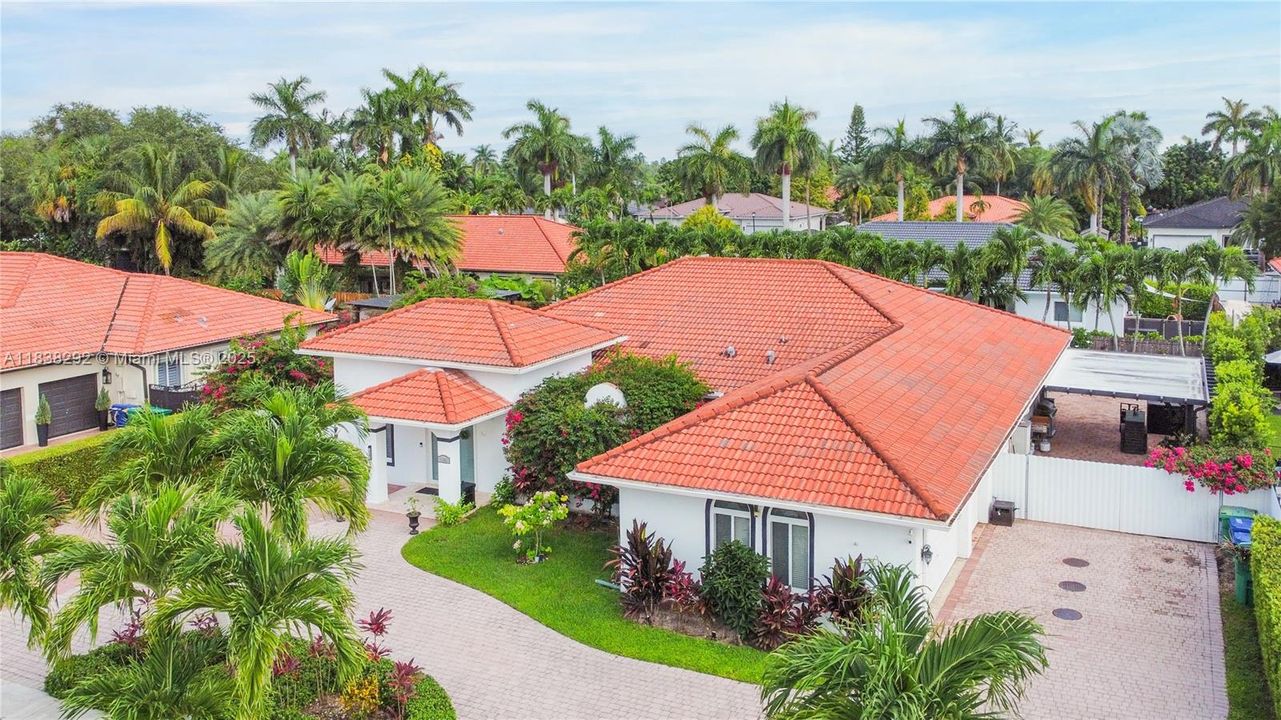 Под контрактом: $895,000 (4 спален, 3 ванн, 2774 Квадратных фут)