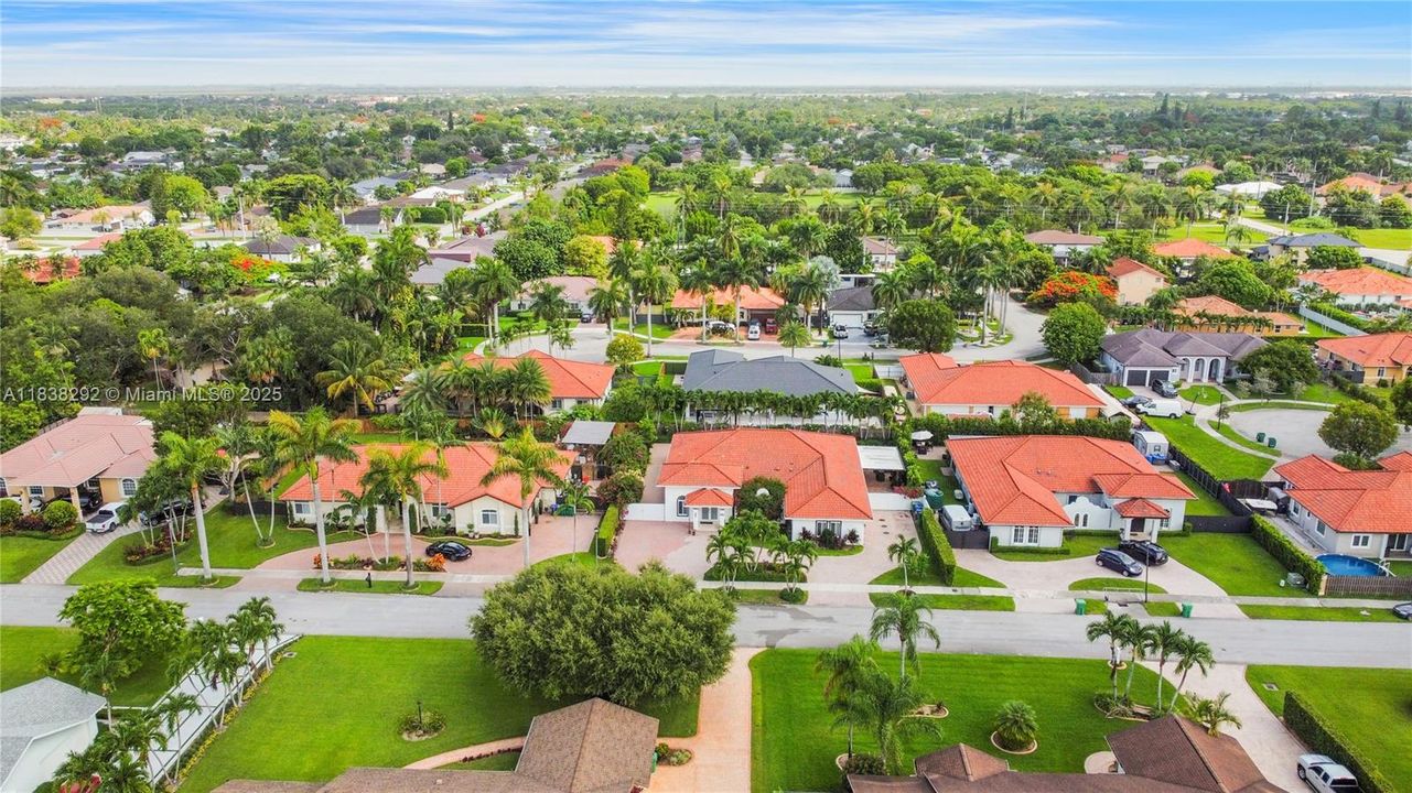 Под контрактом: $895,000 (4 спален, 3 ванн, 2774 Квадратных фут)