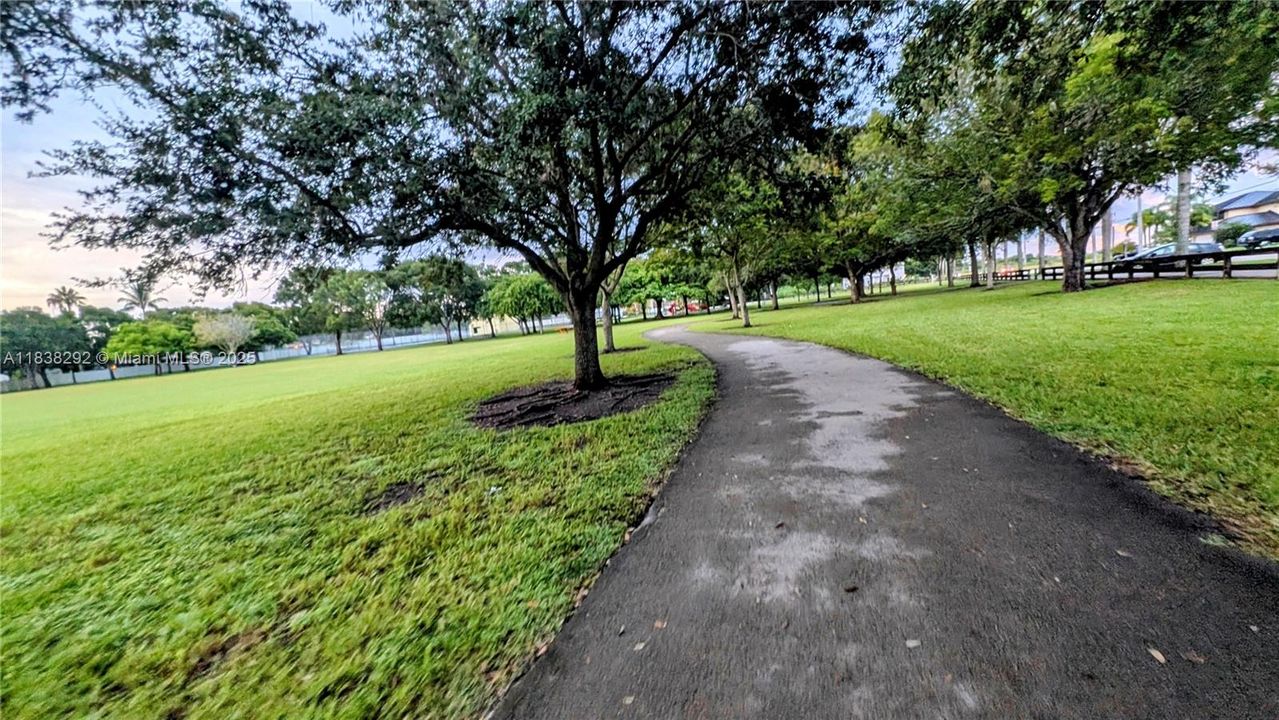 Kings Grant Park 5 minutes walking distance