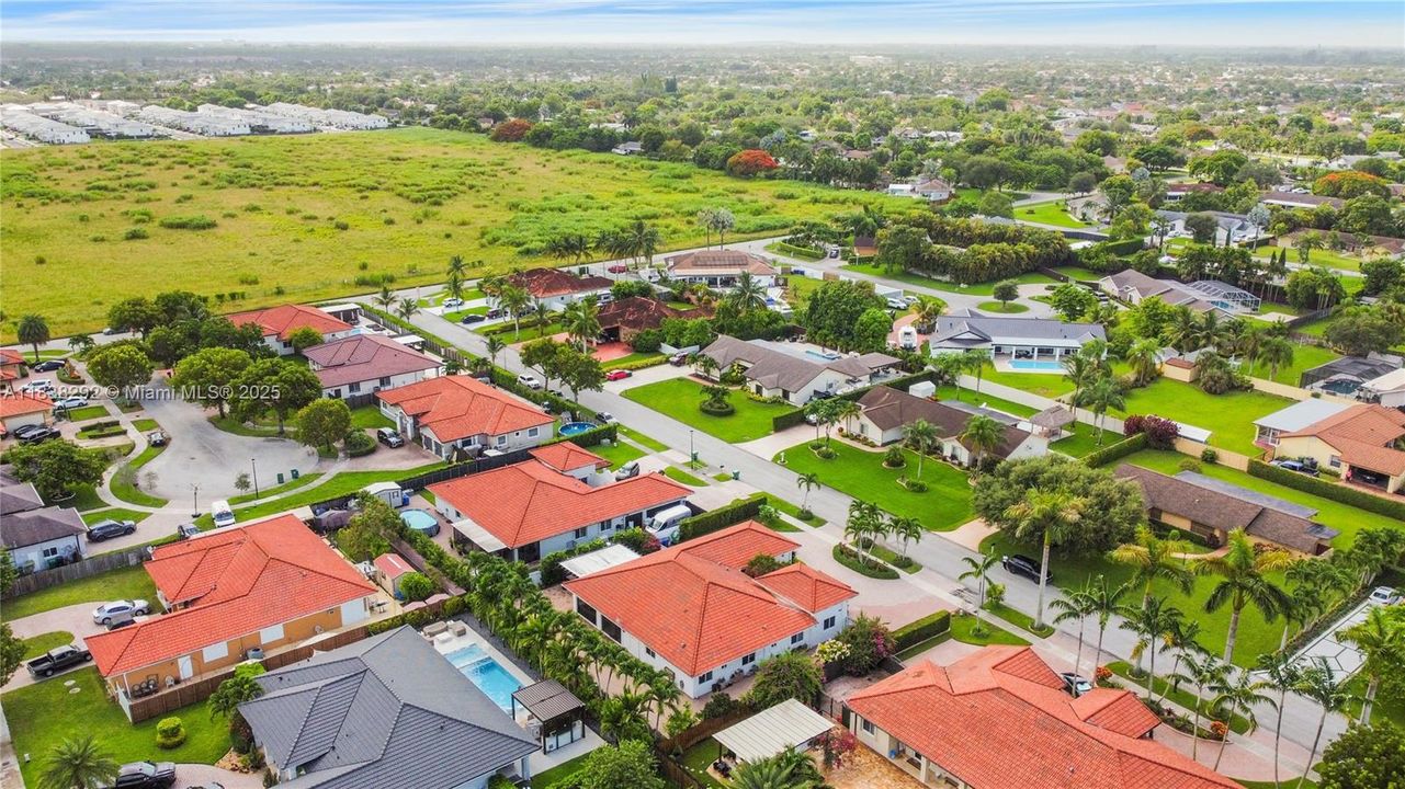 Под контрактом: $895,000 (4 спален, 3 ванн, 2774 Квадратных фут)