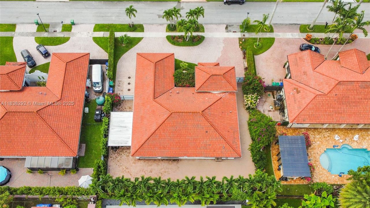 Под контрактом: $895,000 (4 спален, 3 ванн, 2774 Квадратных фут)