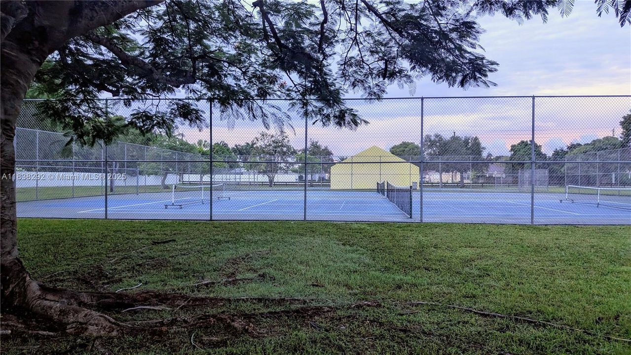 Kings Grant Park 5 minutes walking distance