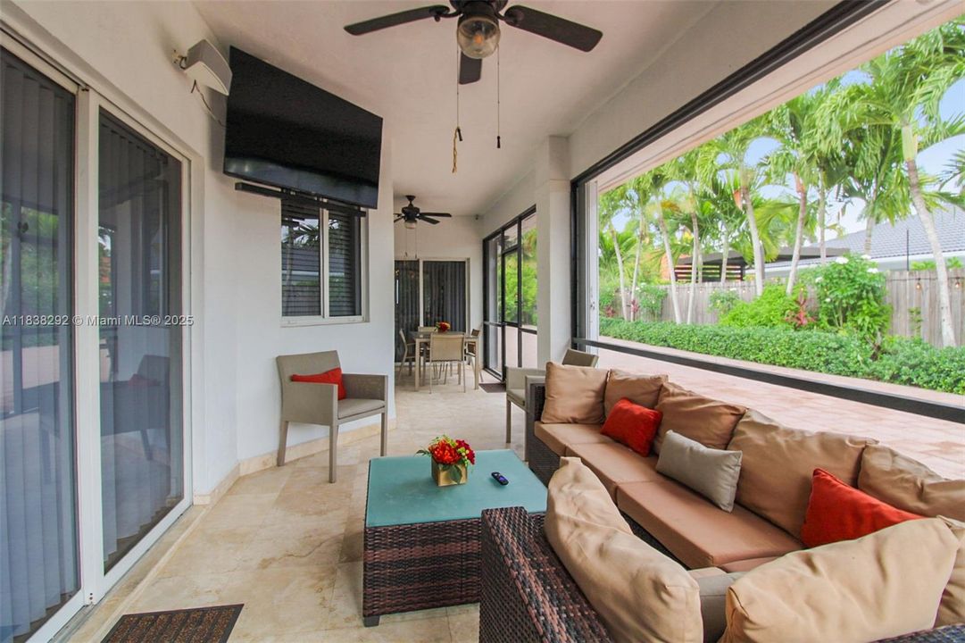 Screened-in Porch Approx measurments: 9.8 x 27.6