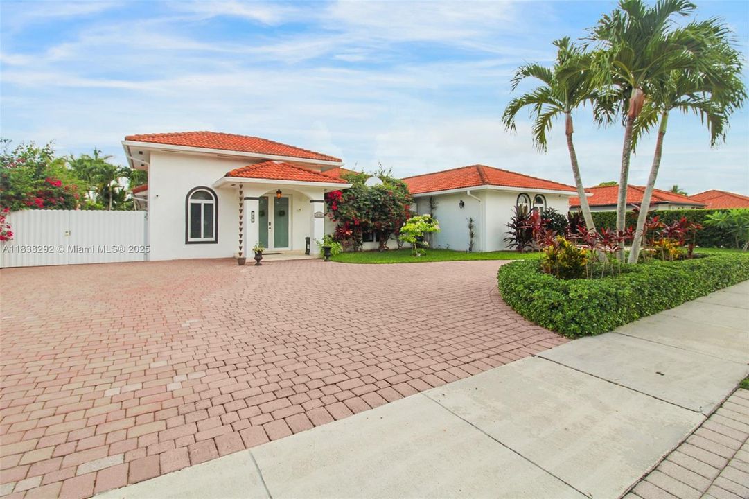 Под контрактом: $895,000 (4 спален, 3 ванн, 2774 Квадратных фут)