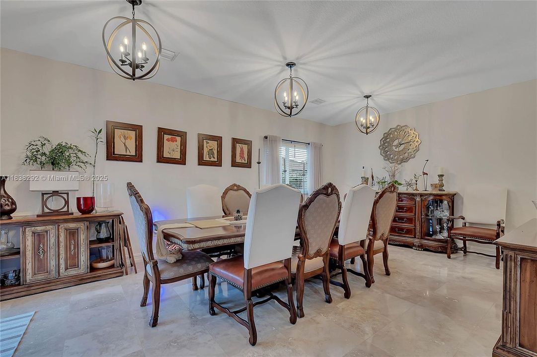 kitchen and dinning area approx measurements: 20.9 x 25.11