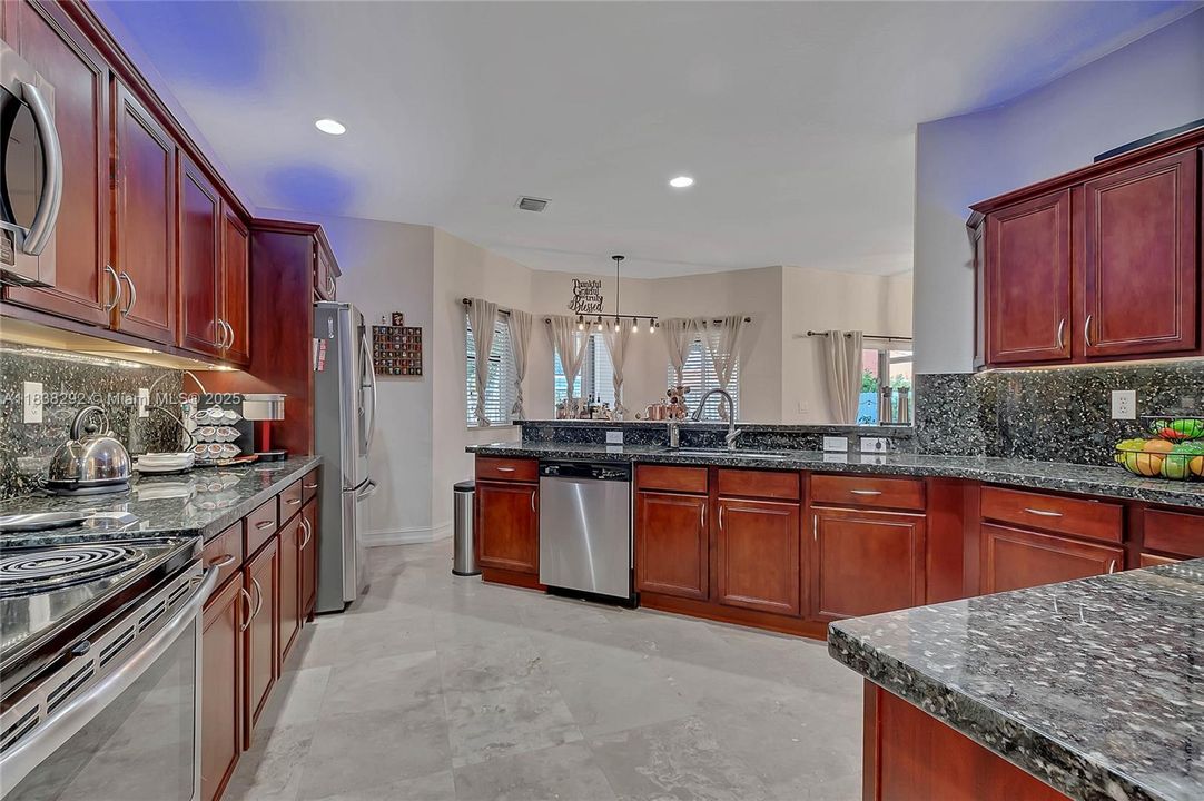 kitchen and dinning area approx measurements: 20.9 x 25.11