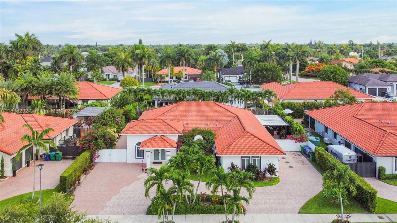 Под контрактом: $895,000 (4 спален, 3 ванн, 2774 Квадратных фут)