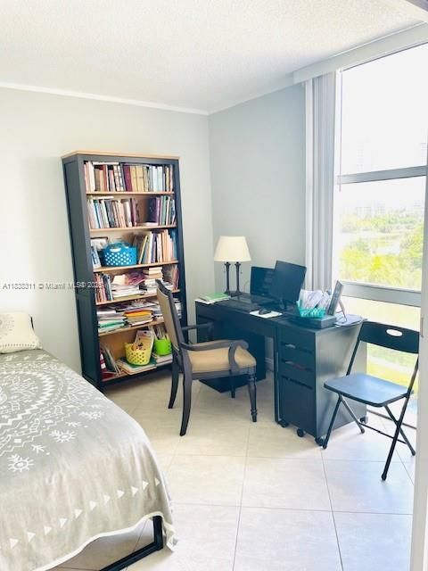 For Sale: $310,000 (2 beds, 2 baths, 996 Square Feet)