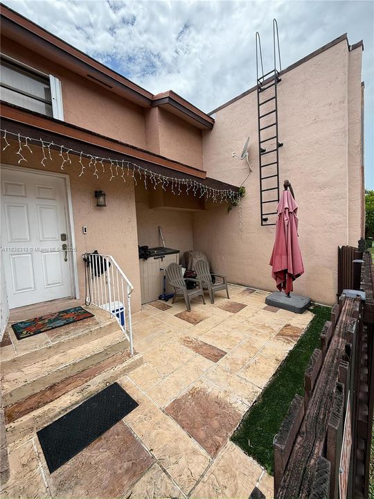 Recently Sold: $320,000 (2 beds, 2 baths, 994 Square Feet)