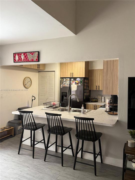 Recently Sold: $320,000 (2 beds, 2 baths, 994 Square Feet)